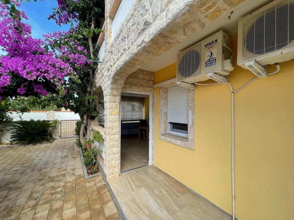 Apartements Delfin Vir 0*,